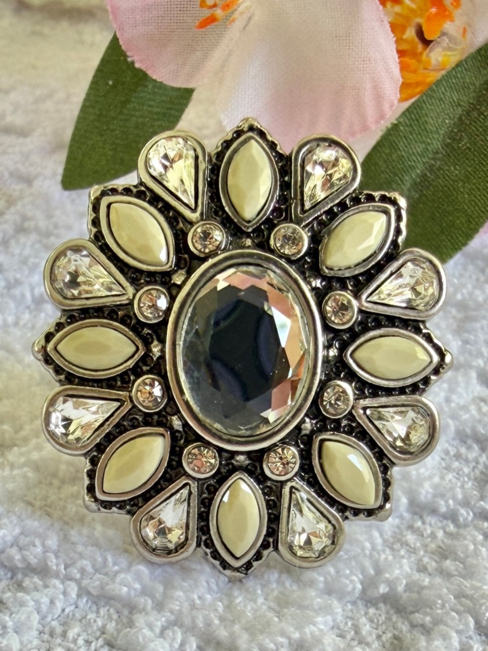 ๐ผ Lia Sophia Cream and Clear Crystal Statement Ring, size 6 #0138 - Picture 4 of 5